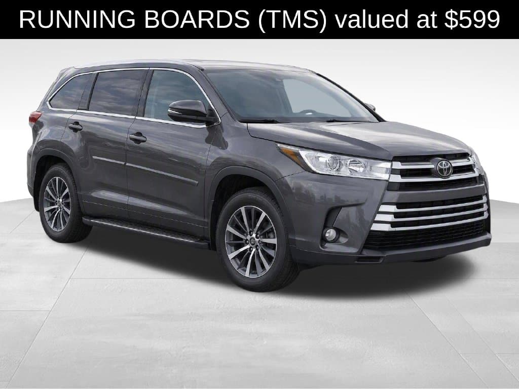 2017 Toyota Highlander Base — photo 1 of 11