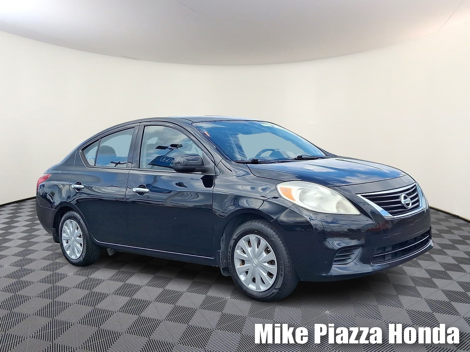 2014 Nissan Versa 1.6 SV — photo 1 of 33