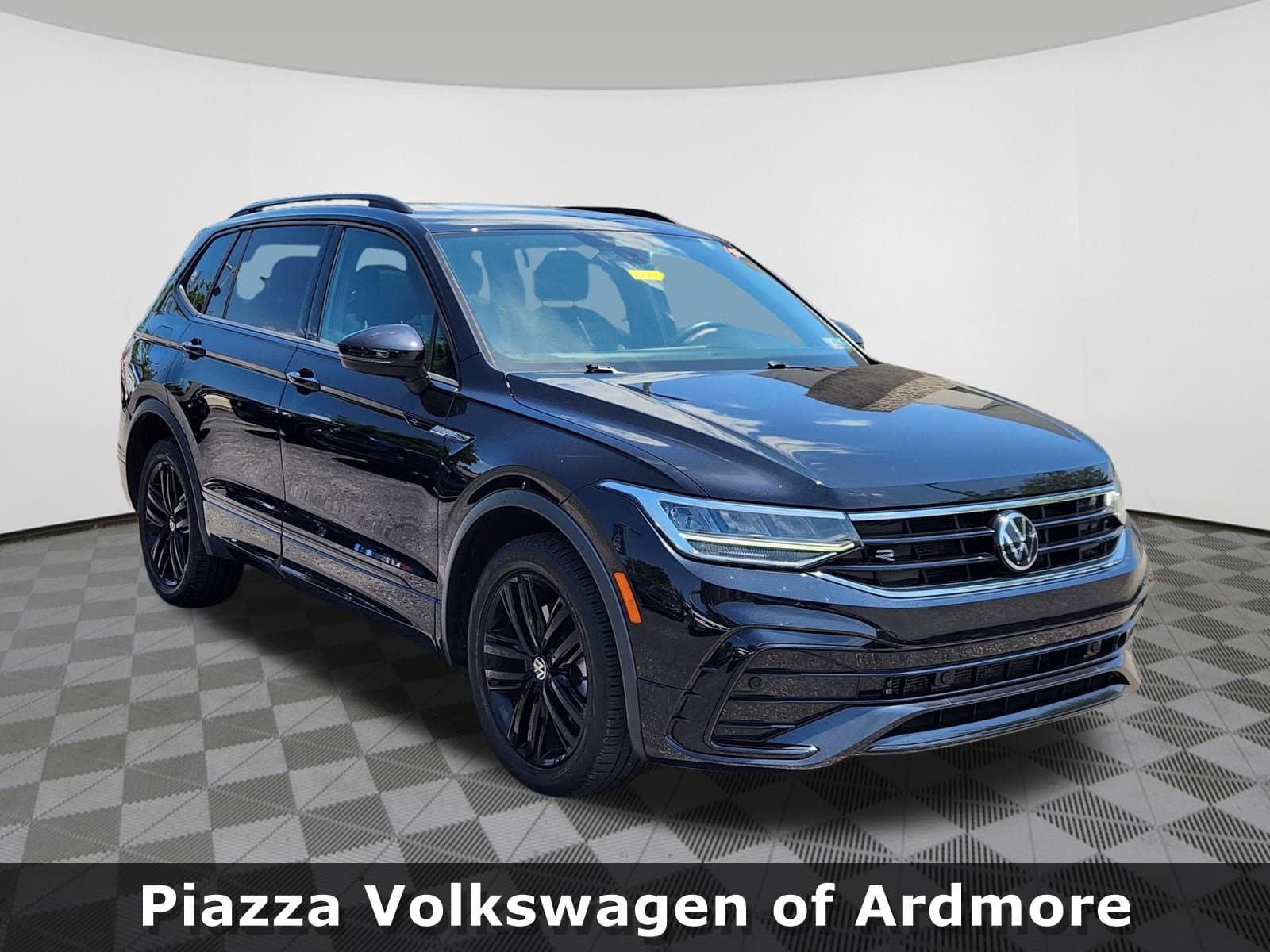 2022 Volkswagen Tiguan 2.0T SE R-Line Black — photo 1 of 26