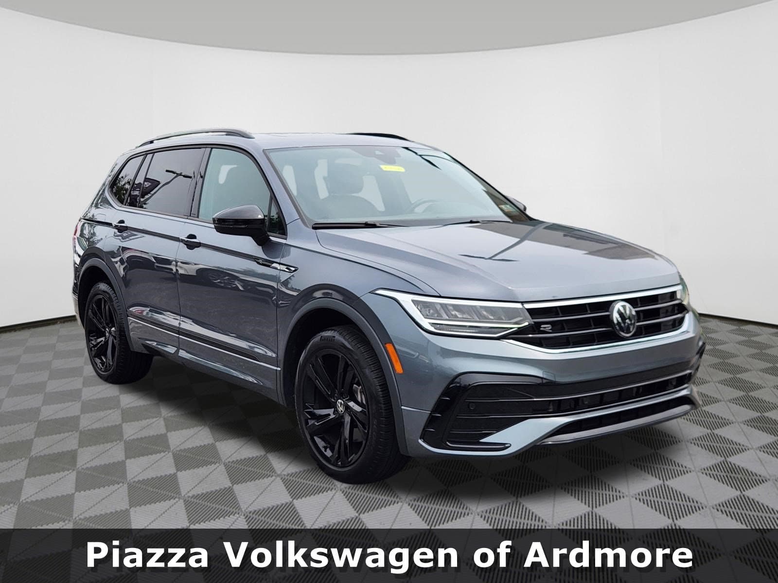 2024 Volkswagen Tiguan 2.0T SE R-Line Black — photo 1 of 25
