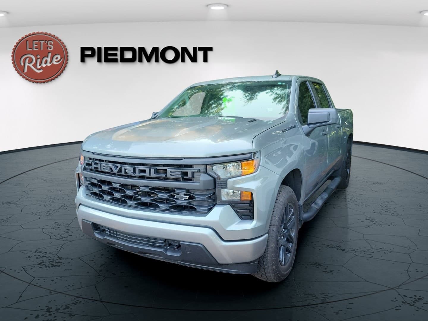 2025 Chevrolet Silverado 1500 4WD Crew Cab 147 Custom — photo 1 of 3