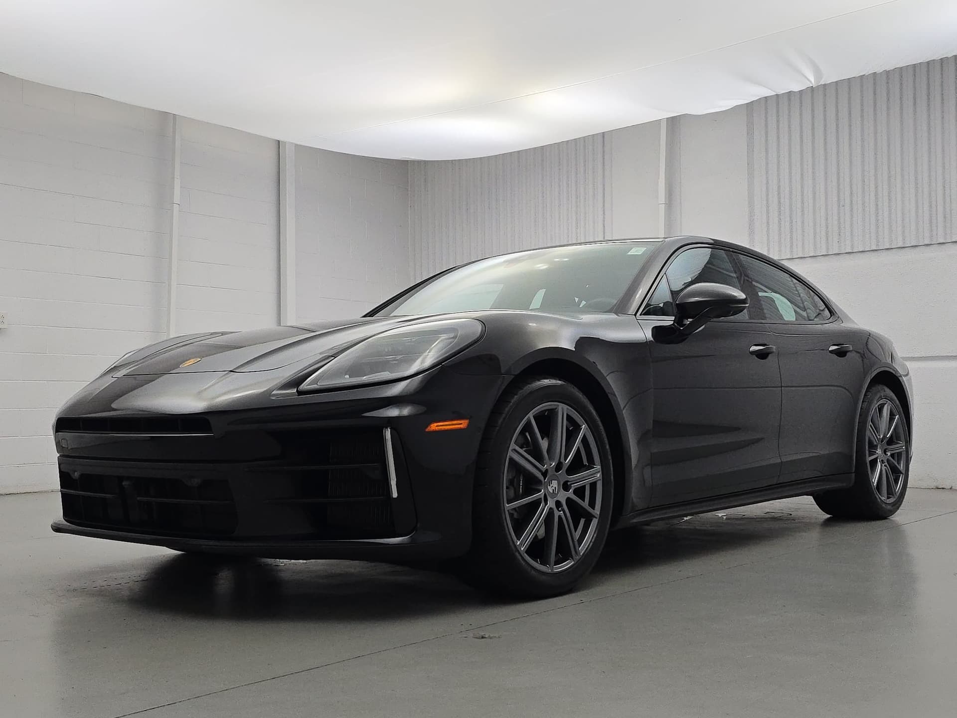 2025 Porsche Panamera 4 — photo 1 of 37