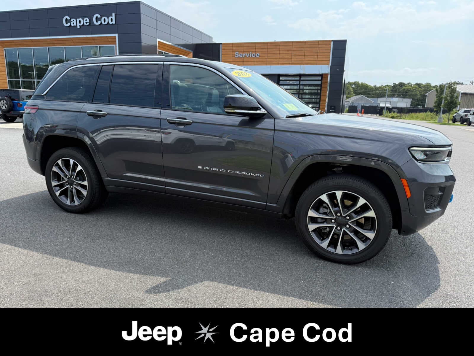 2023 Jeep Grand Cherokee 4xe Overland — photo 1 of 36