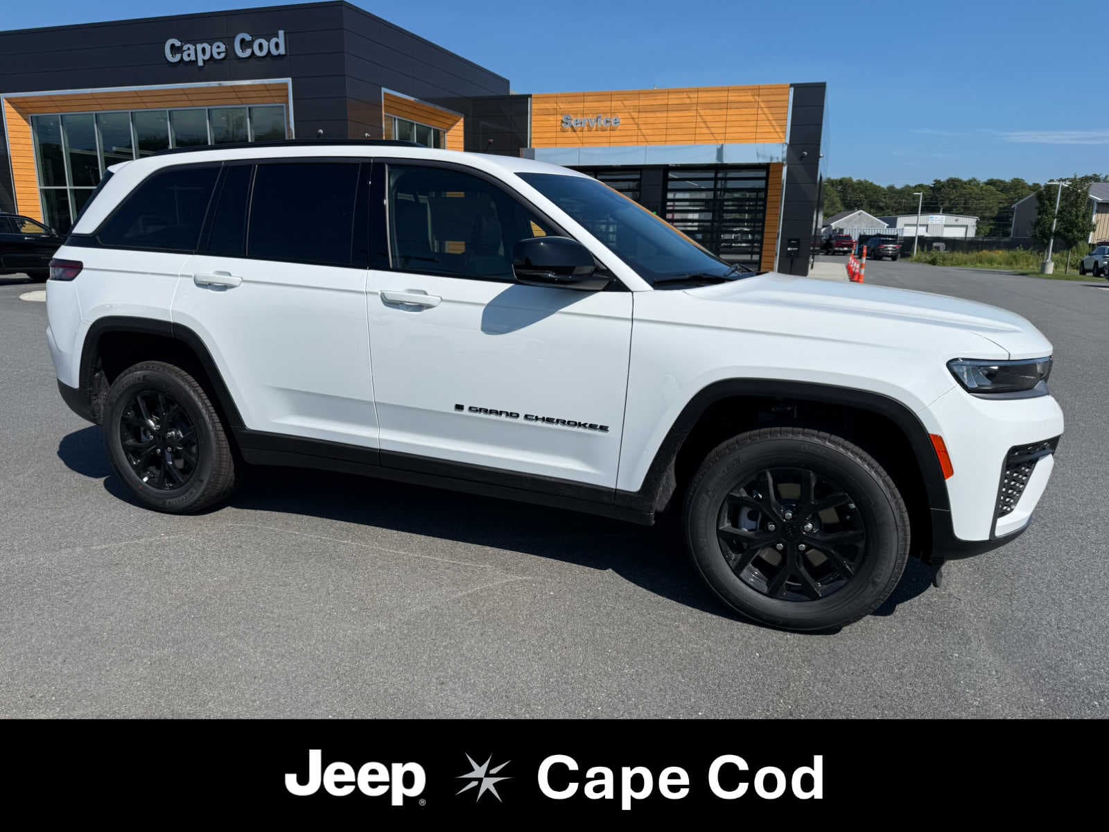 2026 Jeep Grand Cherokee LAREDO ALTITUDE 4X4 — photo 1 of 41