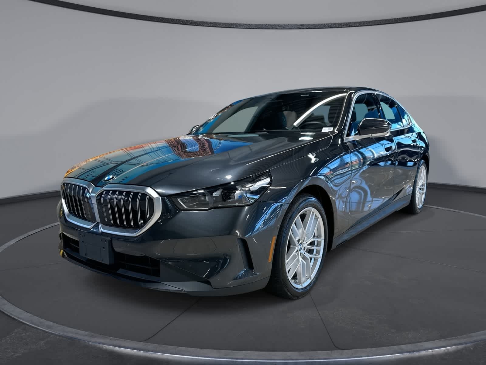 2024 BMW 5 Series 530i xDrive — photo 1 of 33