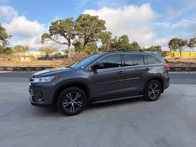 2019 Toyota Highlander LE — photo 1 of 15