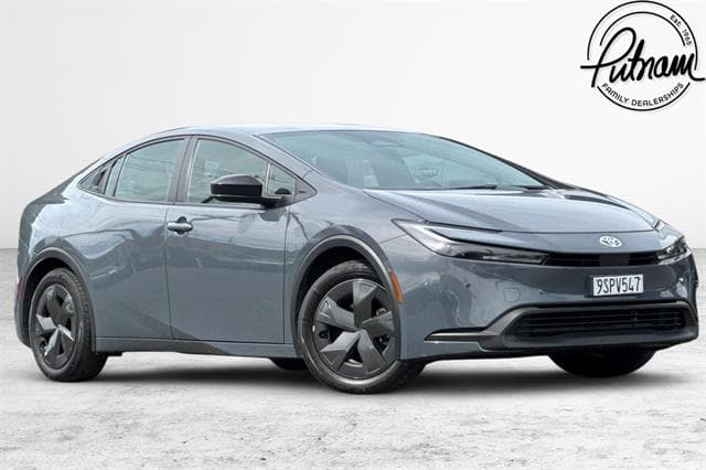 2025 Toyota Prius LE — photo 1 of 33