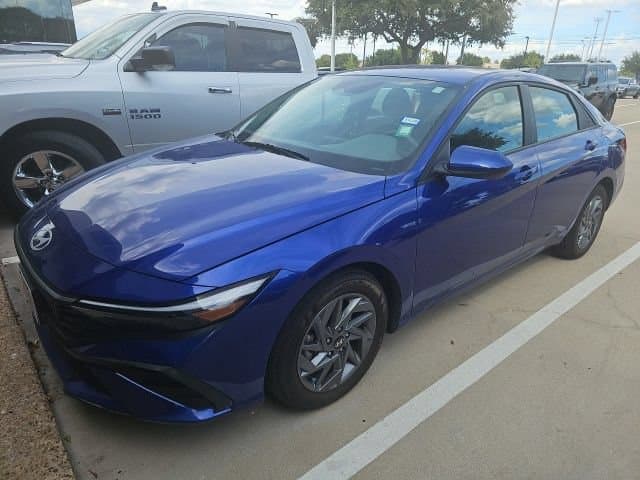 2024 Hyundai Elantra SEL — photo 1 of 5