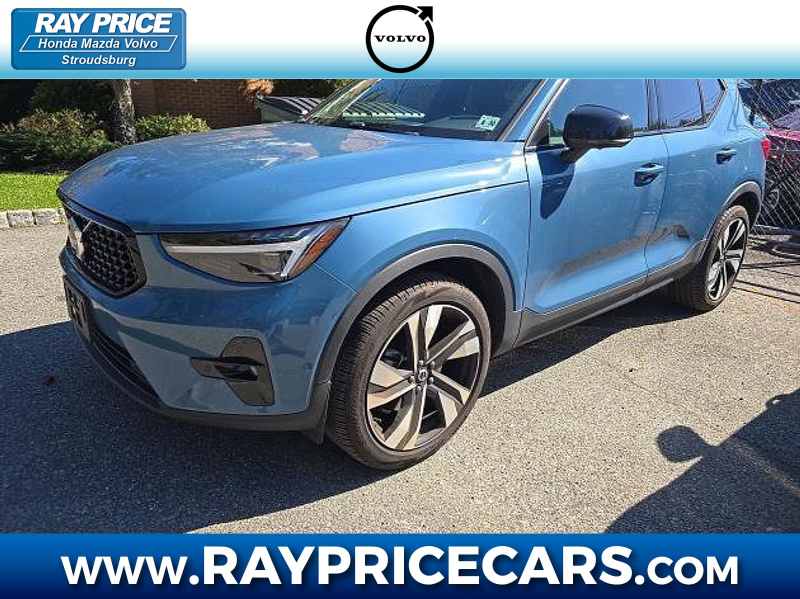 2025 Volvo XC40 Ultra Dark Theme — photo 1 of 3