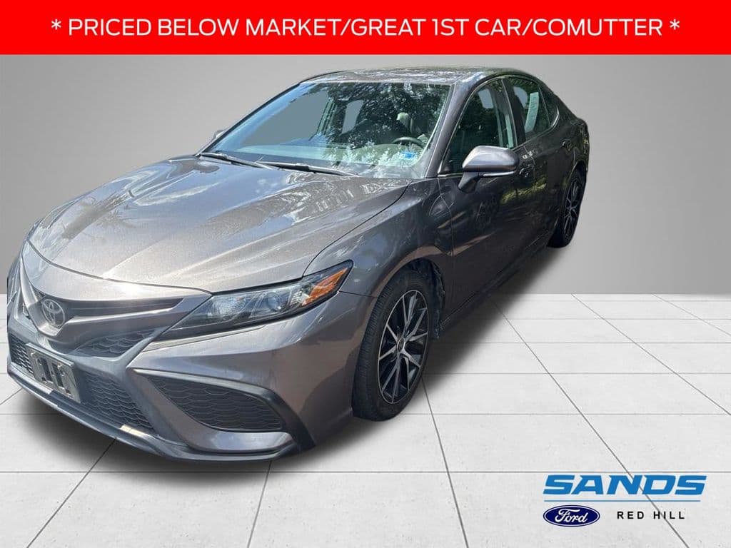 2022 Toyota Camry SE — photo 1 of 10