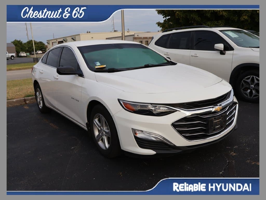 2020 Chevrolet Malibu Base — photo 1 of 25
