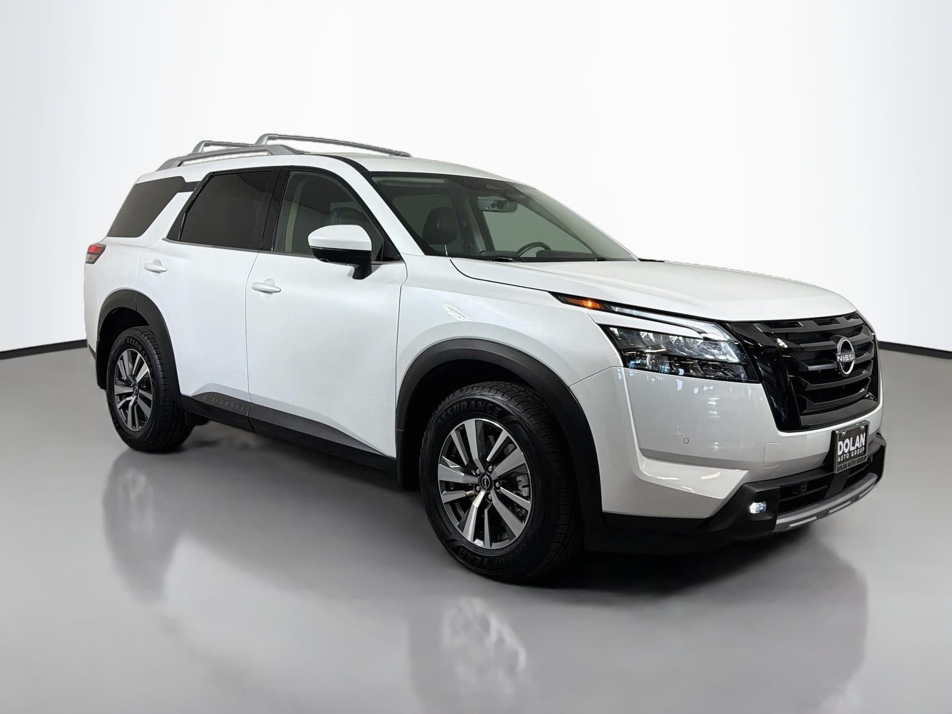 2025 Nissan Pathfinder SL — photo 1 of 35