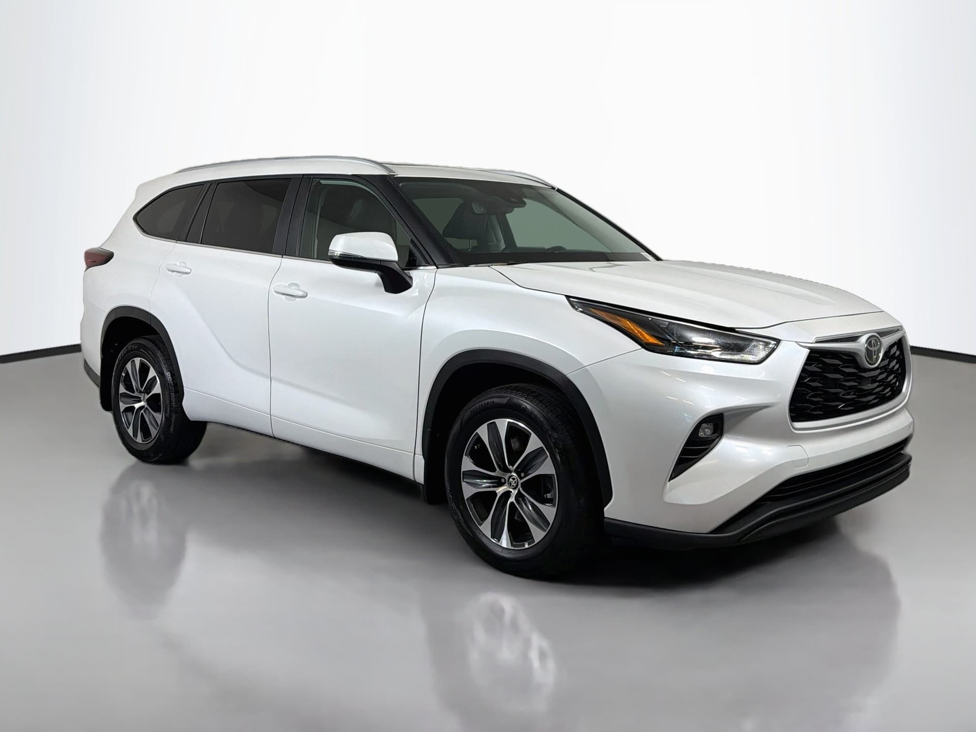 2024 Toyota Highlander XLE — photo 1 of 39