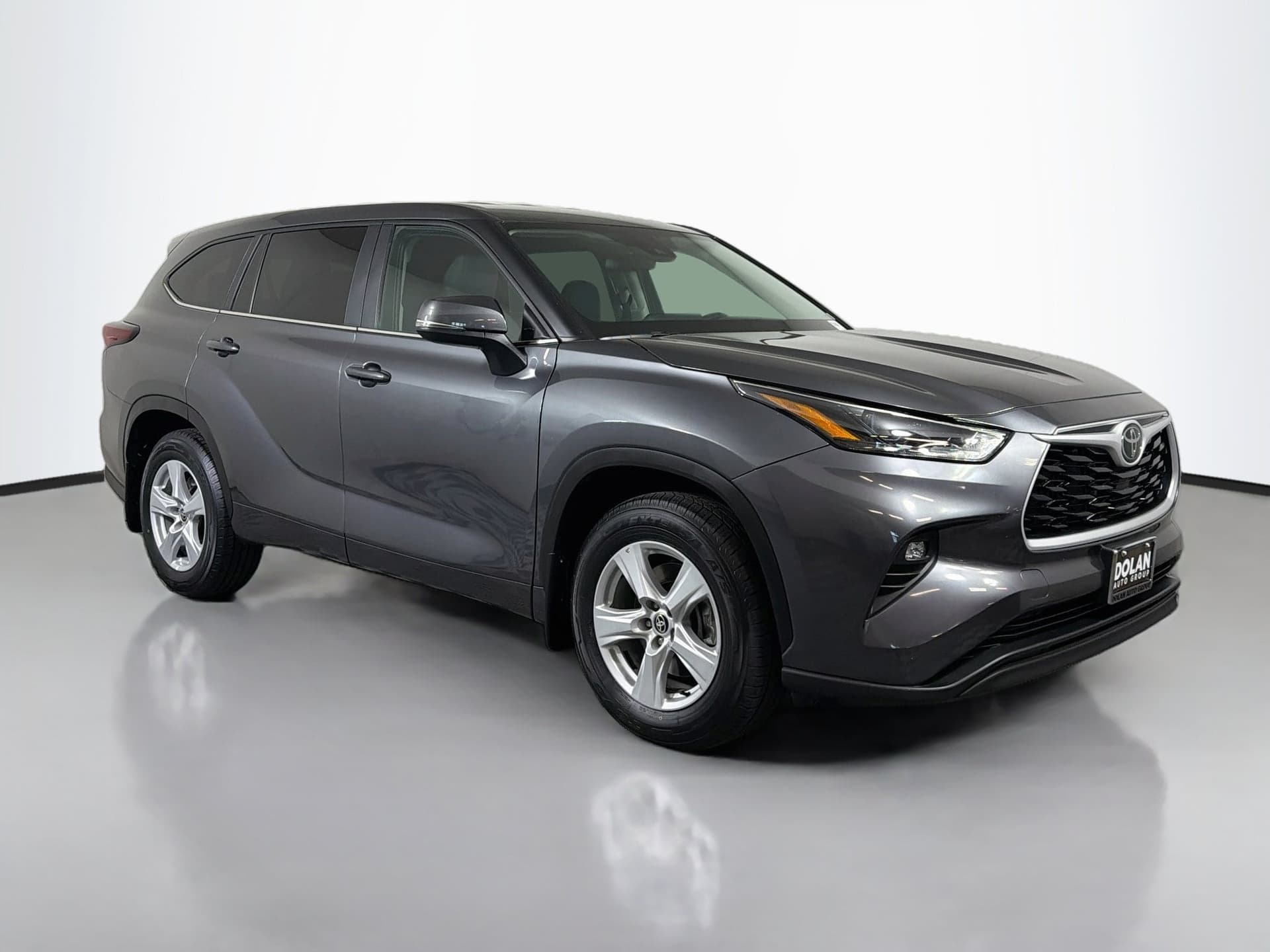 2025 Toyota Highlander LE — photo 1 of 37