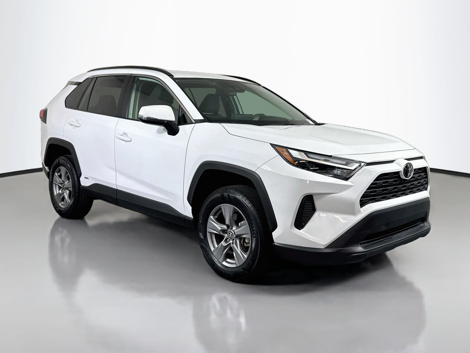 2025 Toyota RAV4 Hybrid XLE — photo 1 of 35