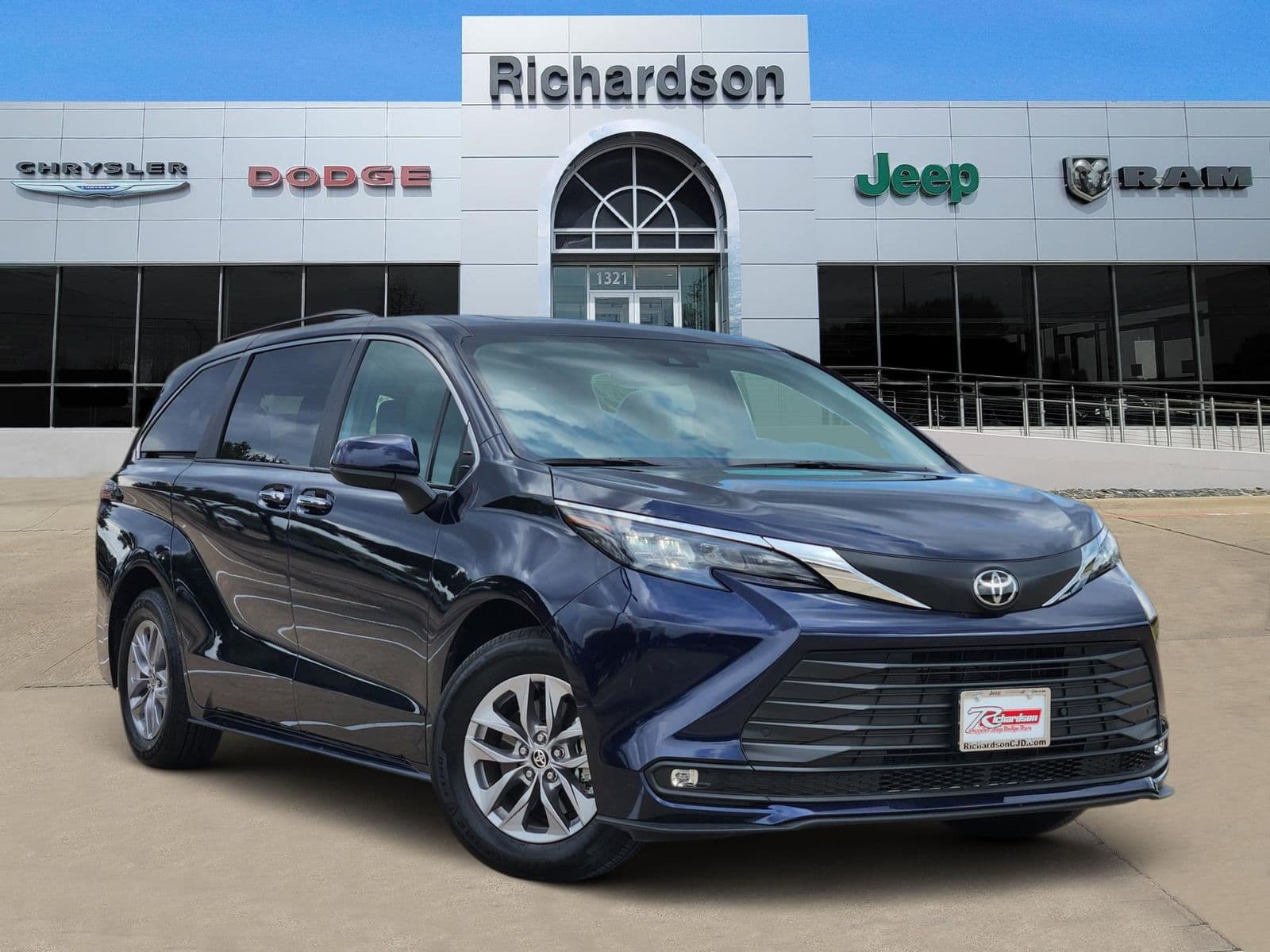 2026 Toyota Sienna XLE — photo 1 of 41