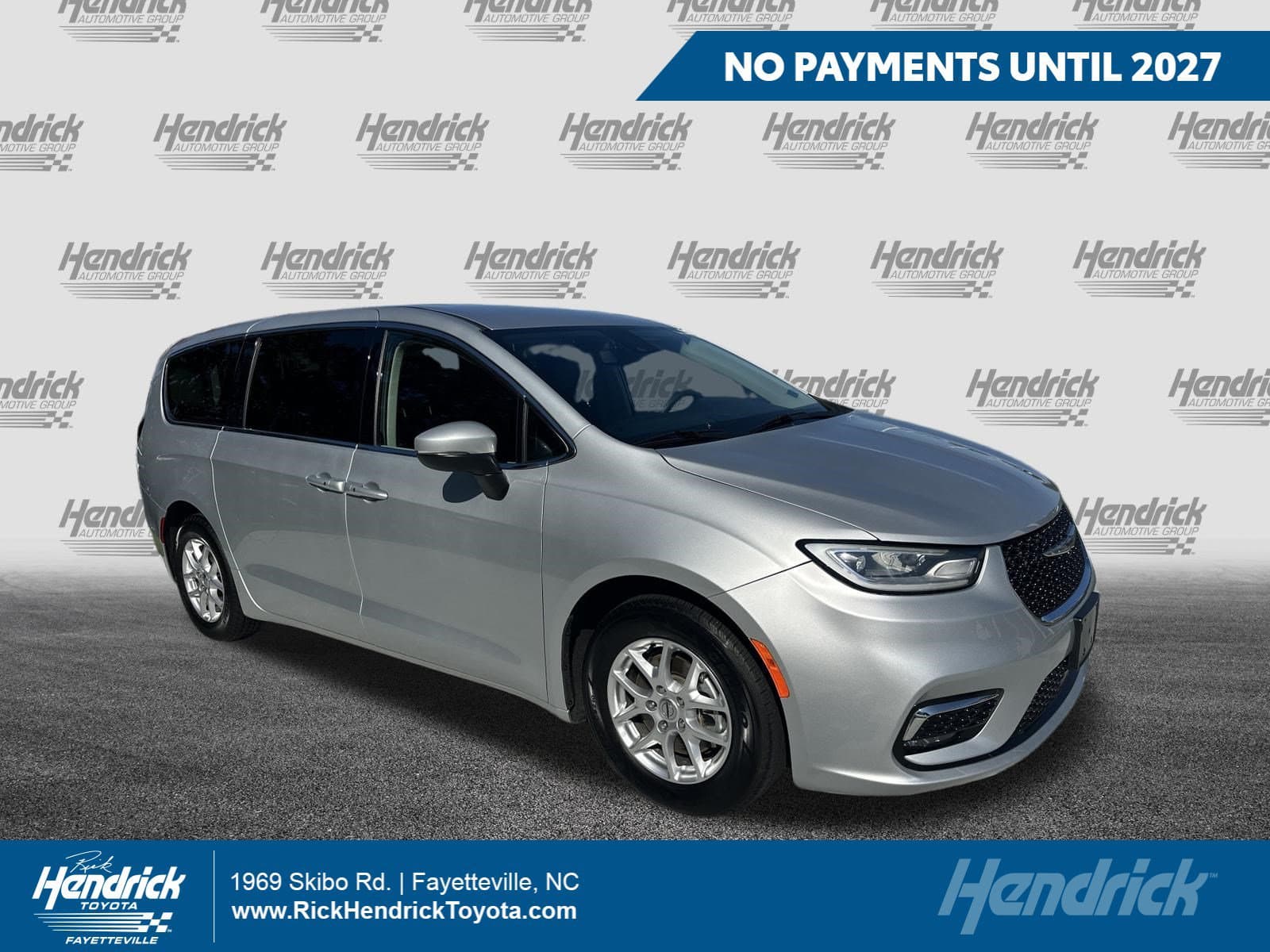 2023 Chrysler Pacifica Touring L — photo 1 of 77