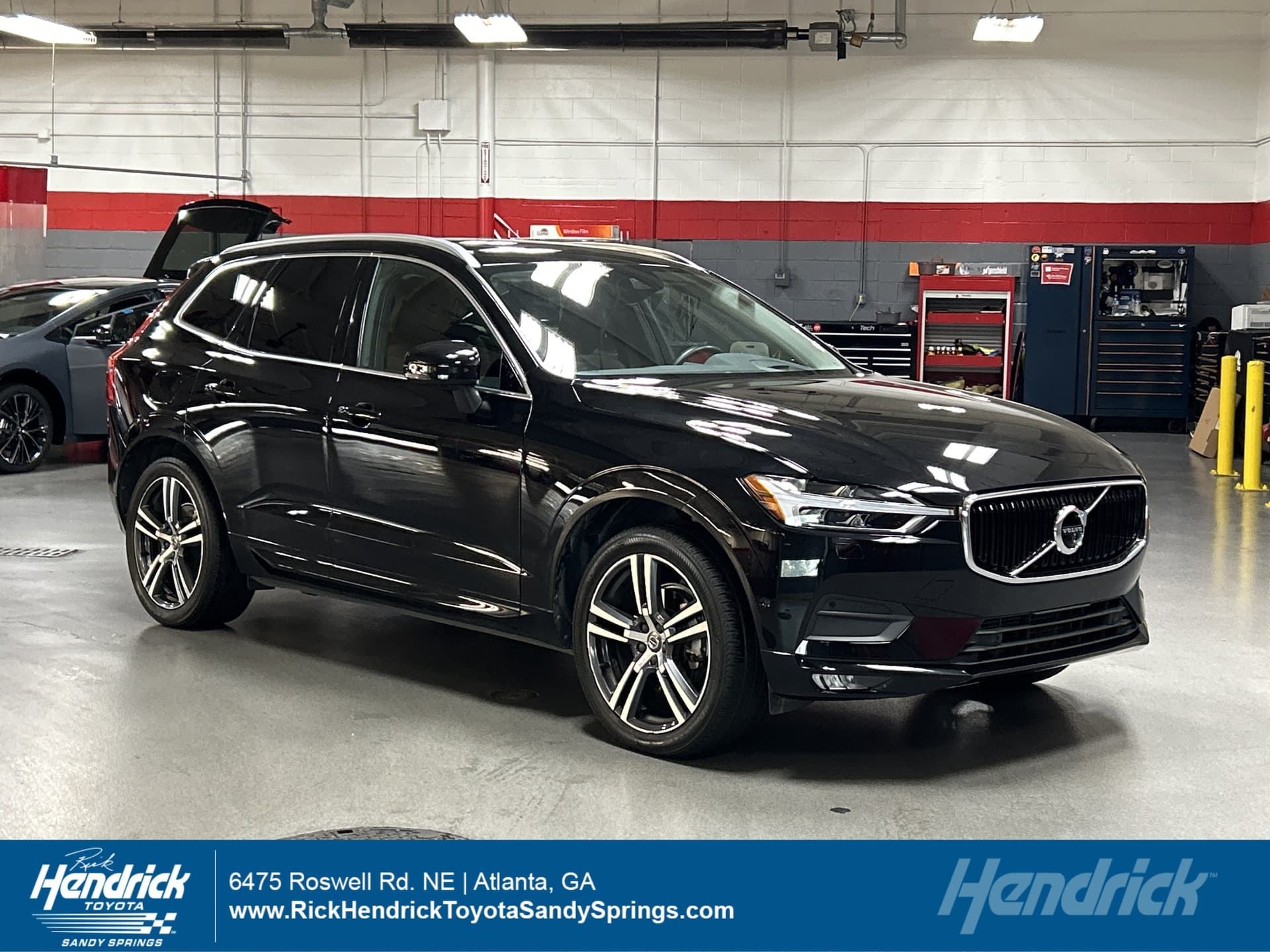 2019 Volvo XC60 Momentum — photo 1 of 36