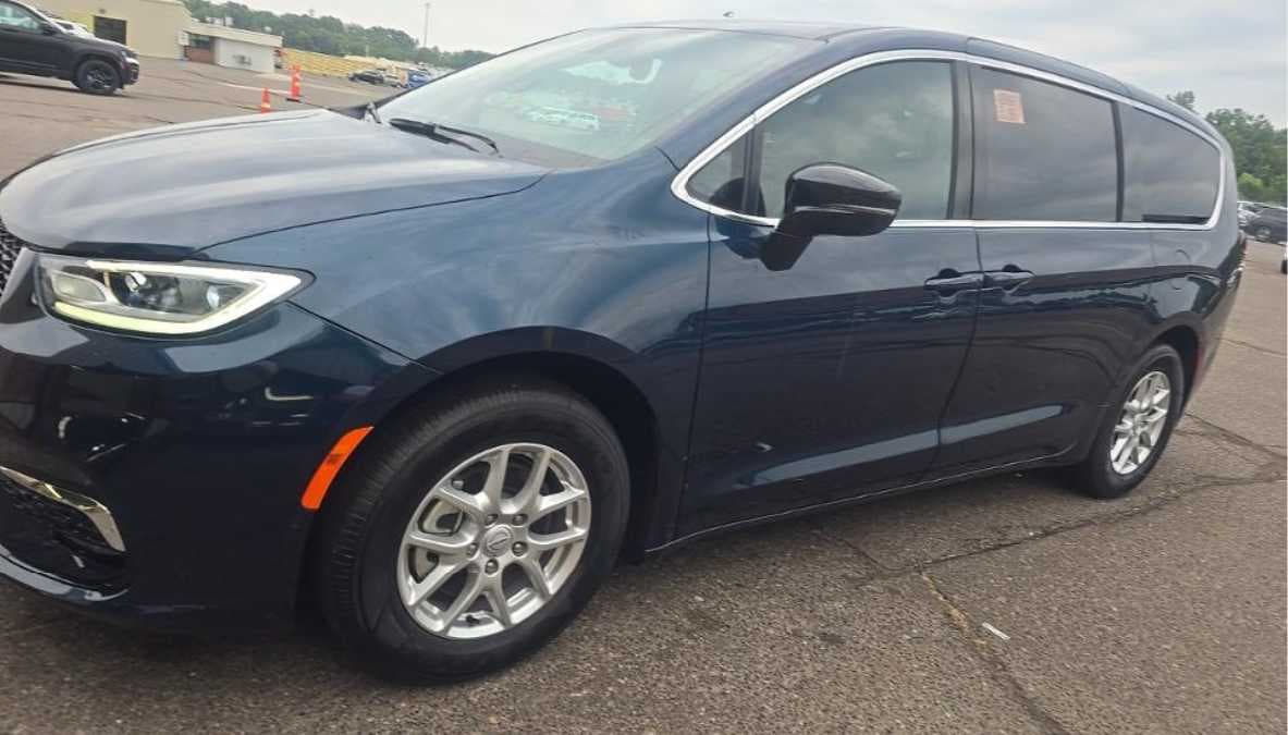 2025 Chrysler Pacifica Select — photo 1 of 9