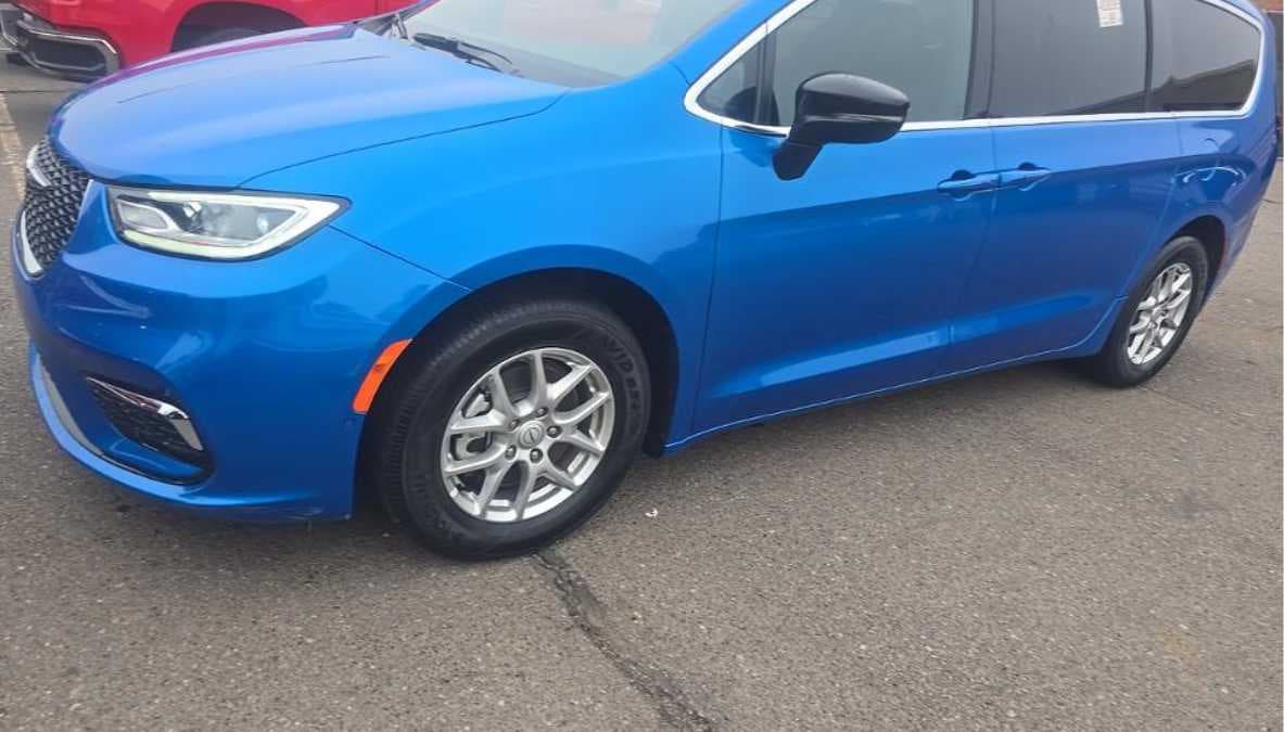 2026 Chrysler Pacifica Select — photo 1 of 6