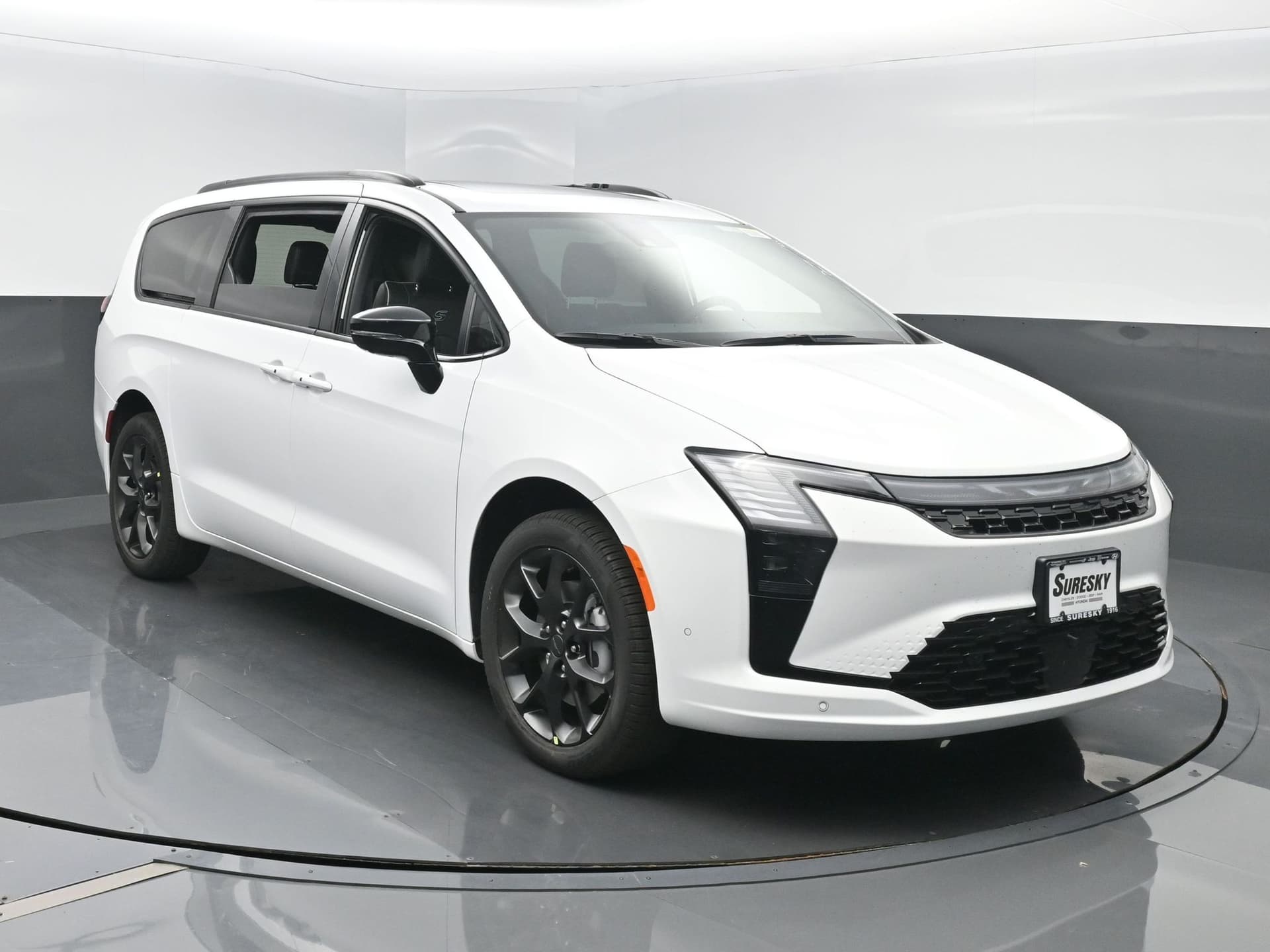 2027 Chrysler Pacifica Limited — photo 1 of 46
