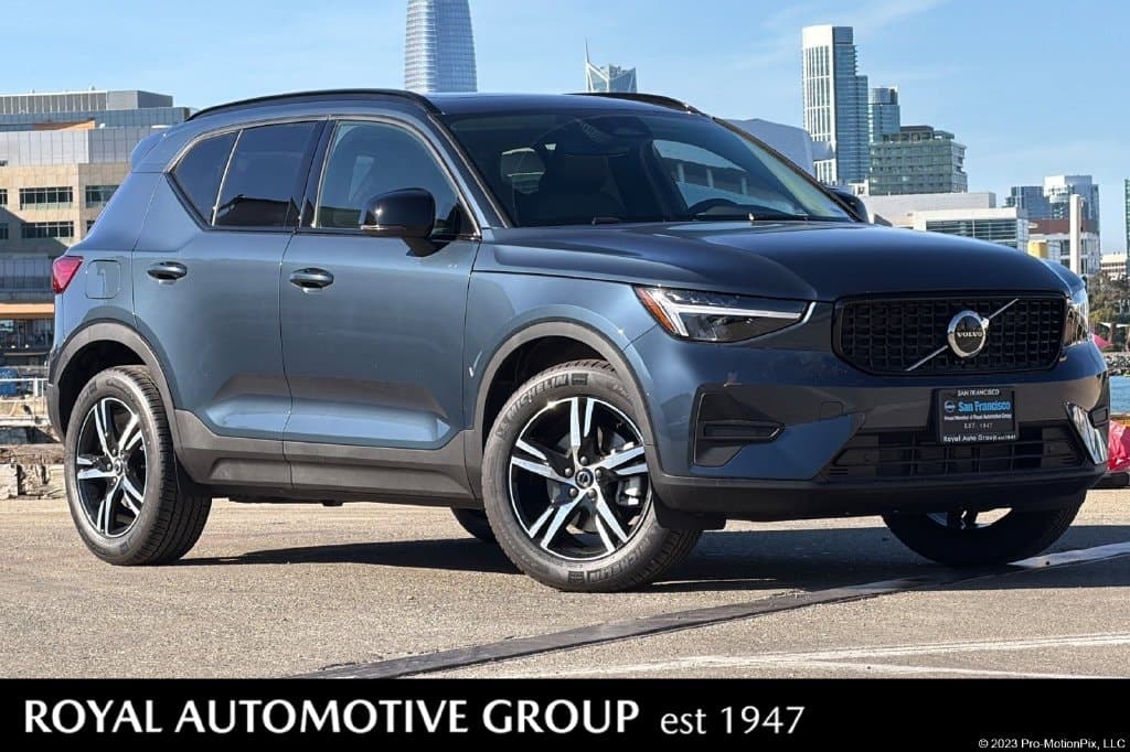 2026 Volvo XC40 Base — photo 1 of 27