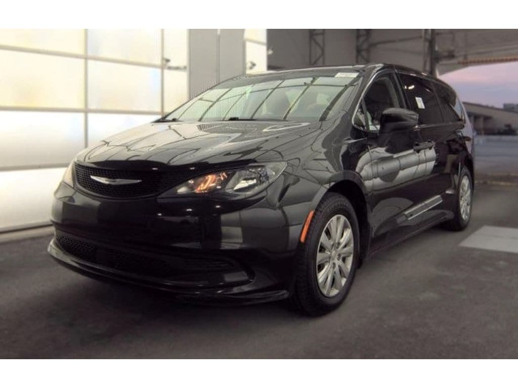 2021 Chrysler Voyager L — photo 1 of 9
