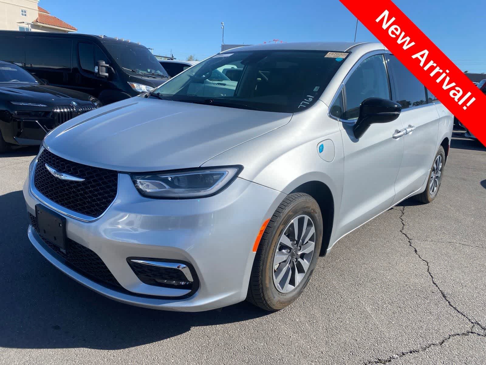 2024 Chrysler Pacifica Hybrid Select — photo 1 of 16