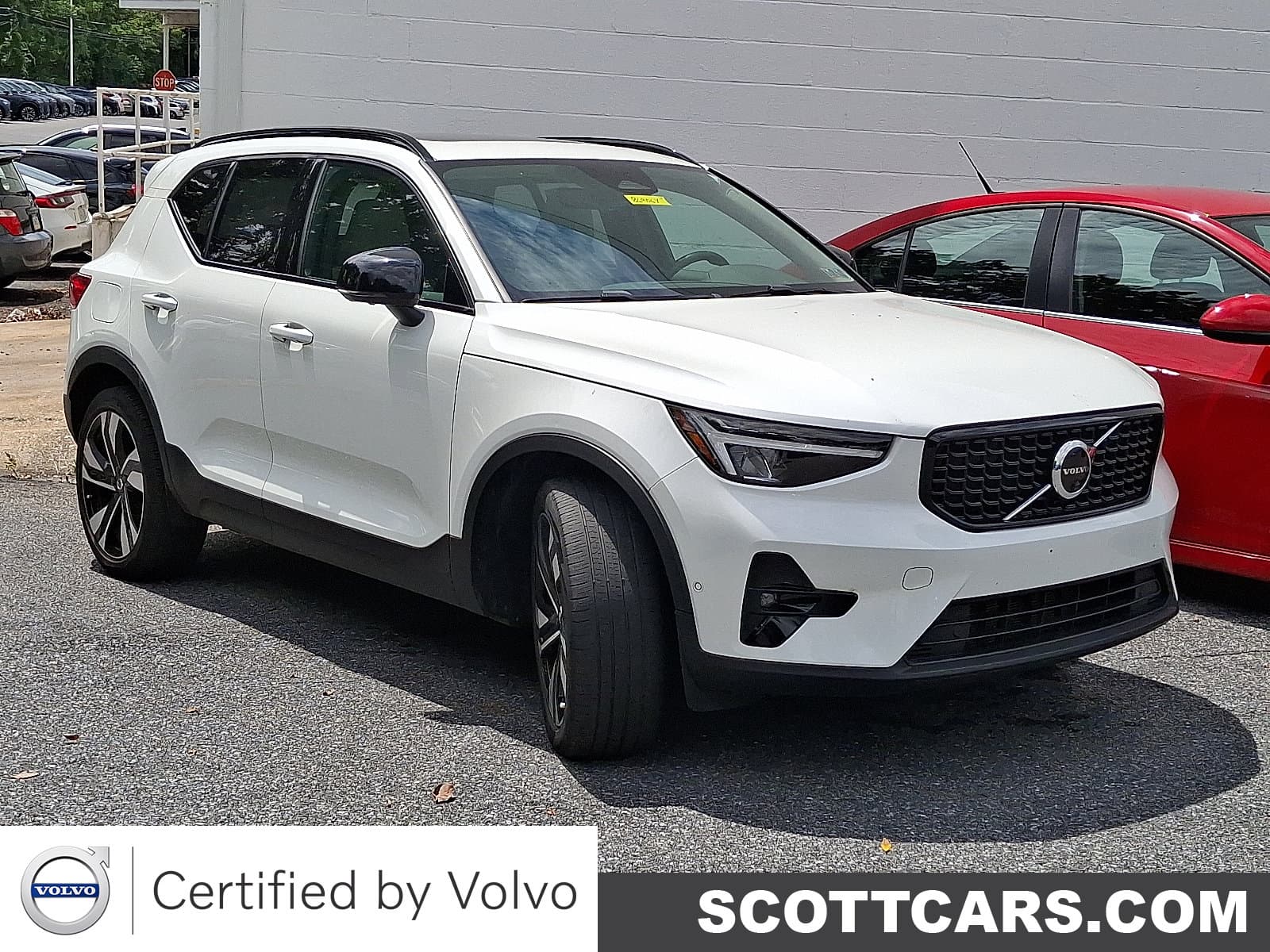 2023 Volvo XC40 B5 AWD Plus Dark — photo 1 of 4