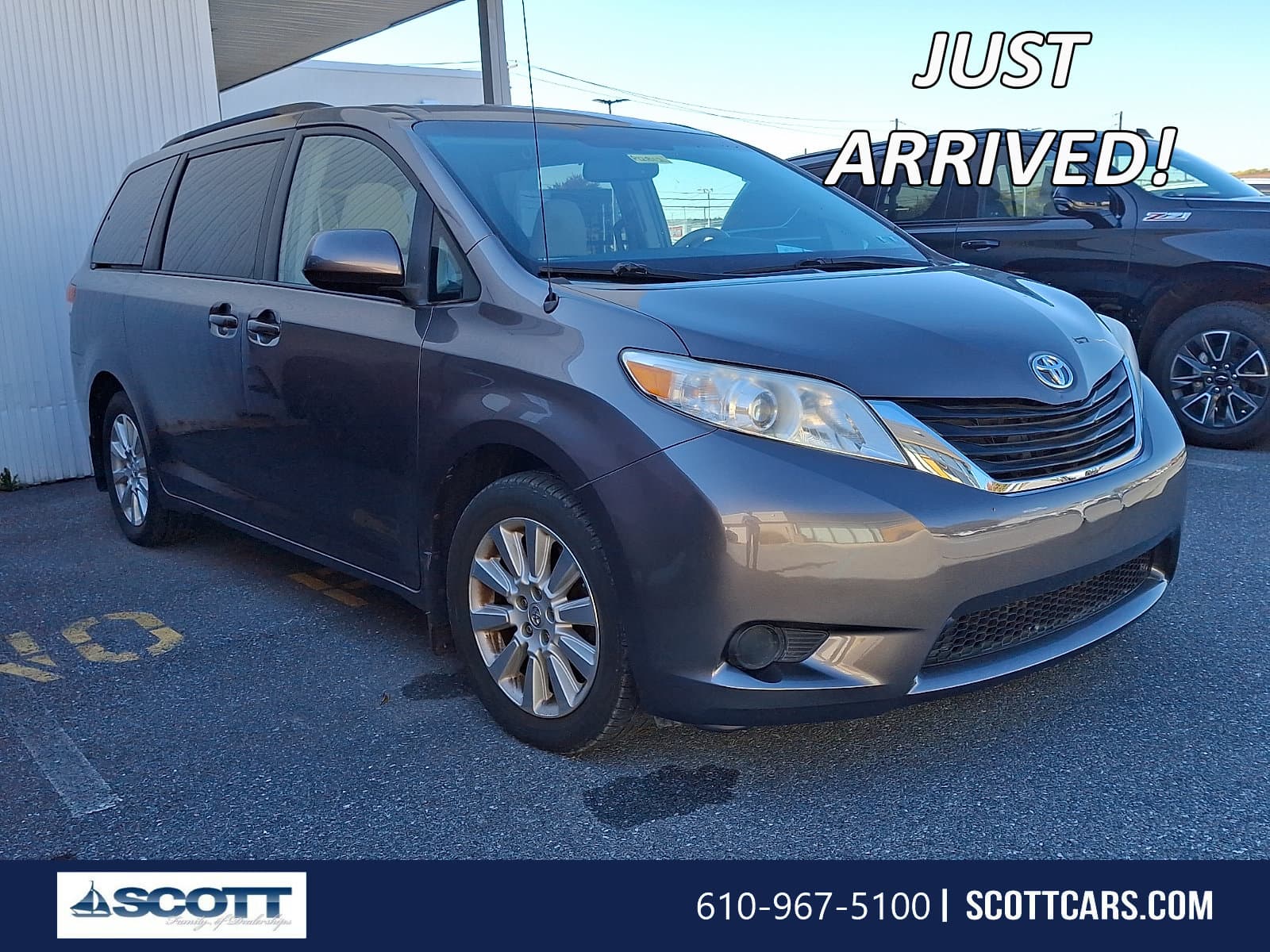 2014 Toyota Sienna LE — photo 1 of 4