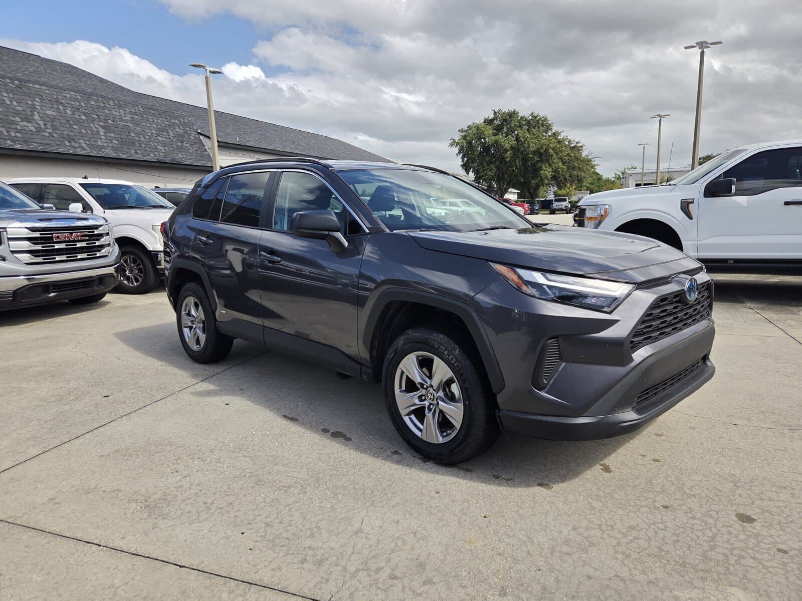 2024 Toyota RAV4 Hybrid LE — photo 1 of 26