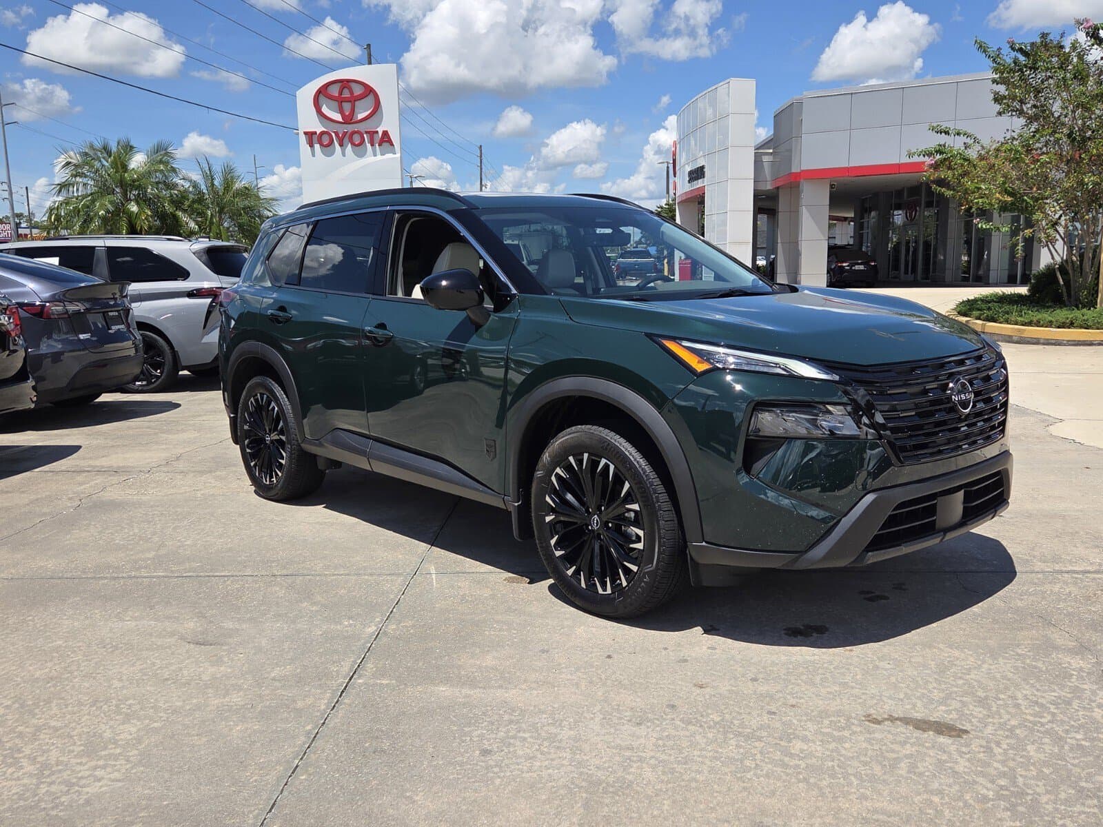 2026 Nissan Rogue Dark Armor — photo 1 of 26