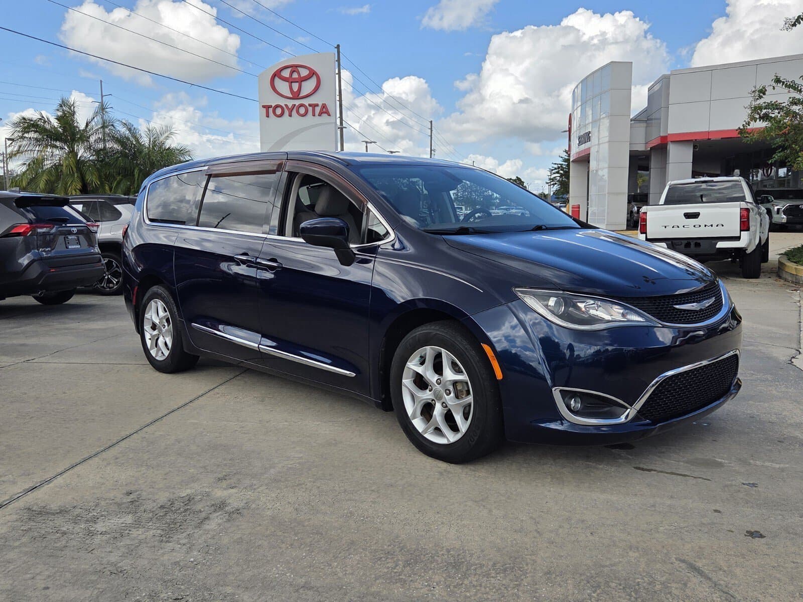 2017 Chrysler Pacifica Touring-L — photo 1 of 26