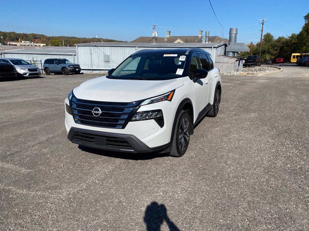 2025 Nissan Rogue SL — photo 1 of 20