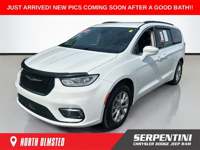 2022 Chrysler Pacifica Touring L — photo 1 of 33