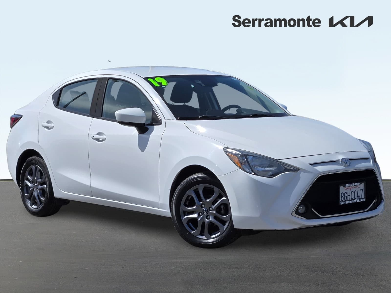 2019 Toyota Yaris LE — photo 1 of 27