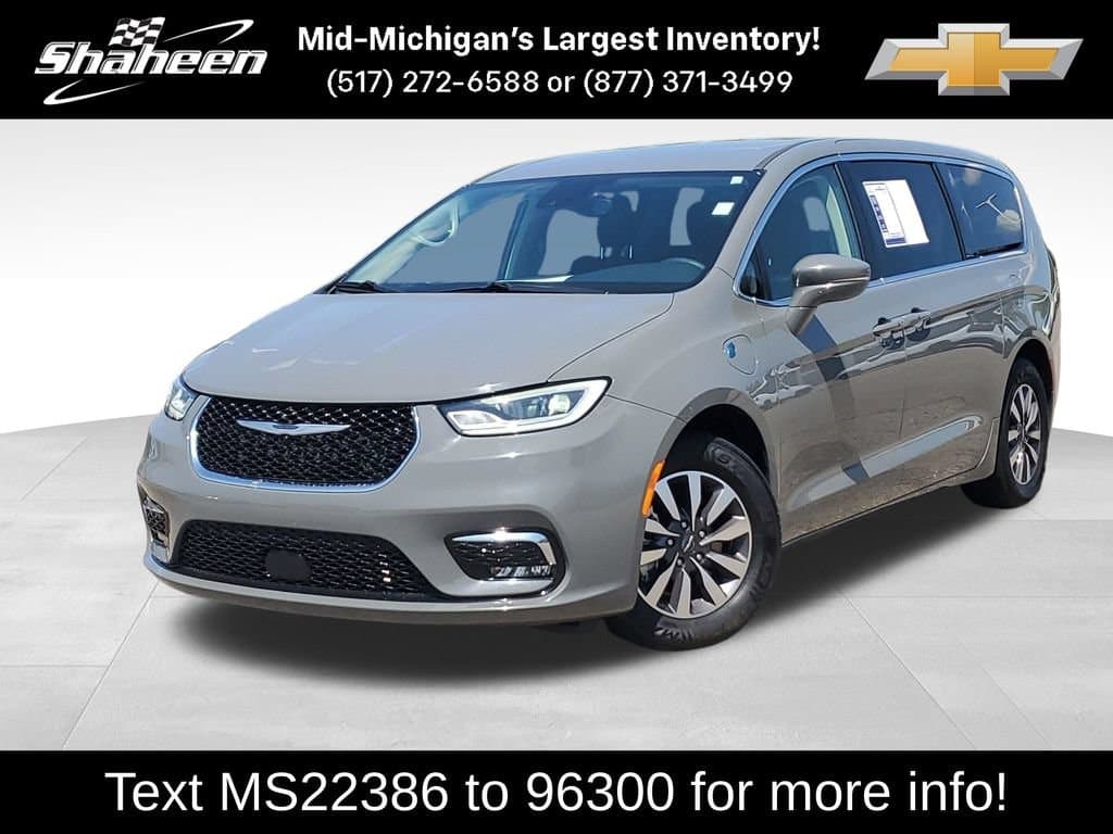2022 Chrysler Pacifica Hybrid Touring L — photo 1 of 36