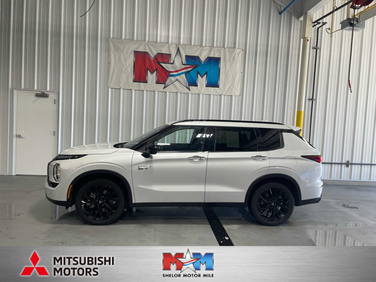 2025 Mitsubishi Outlander Plug-In Hybrid SEL — photo 1 of 8