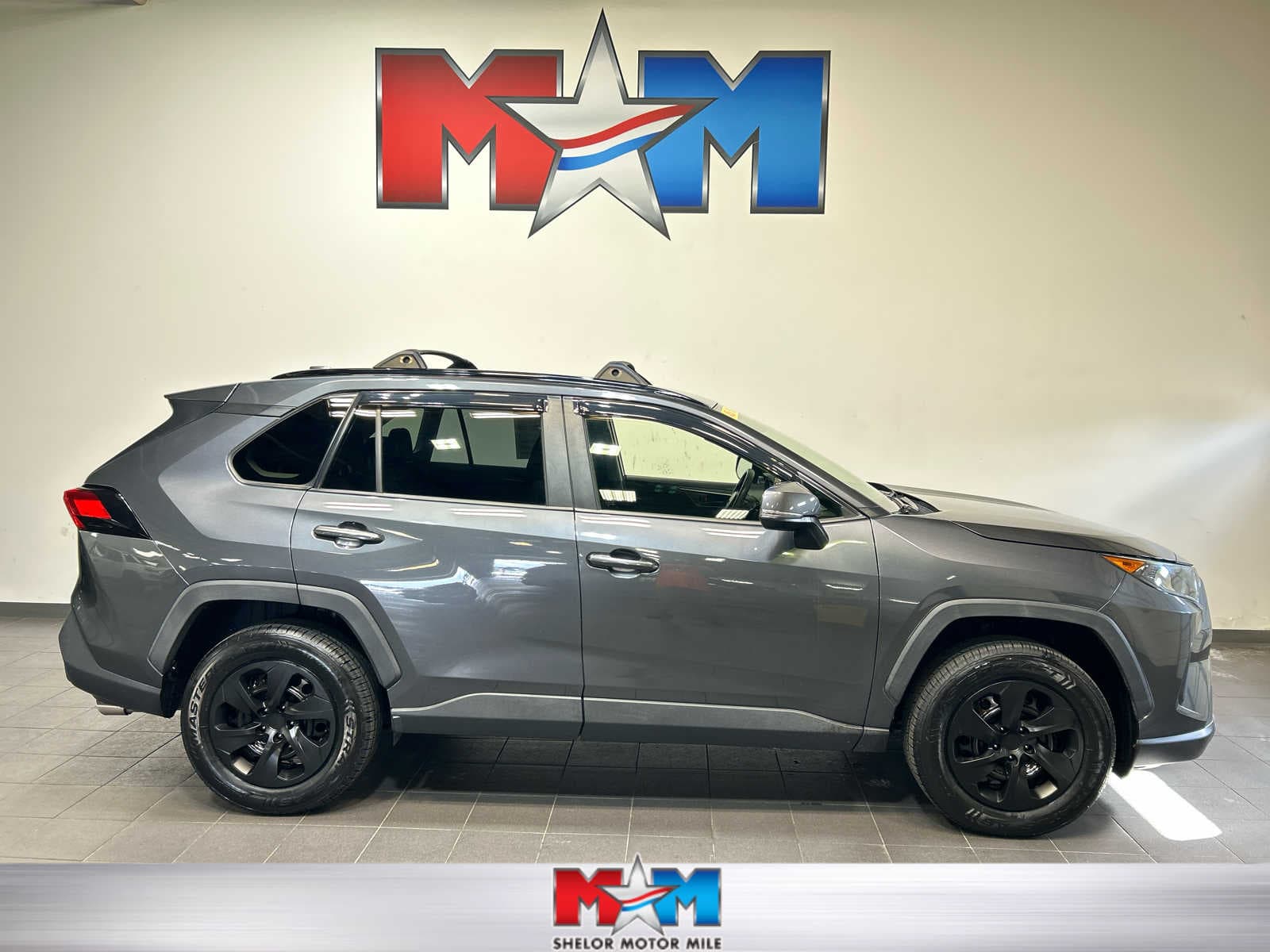2019 Toyota RAV4 LE — photo 1 of 10