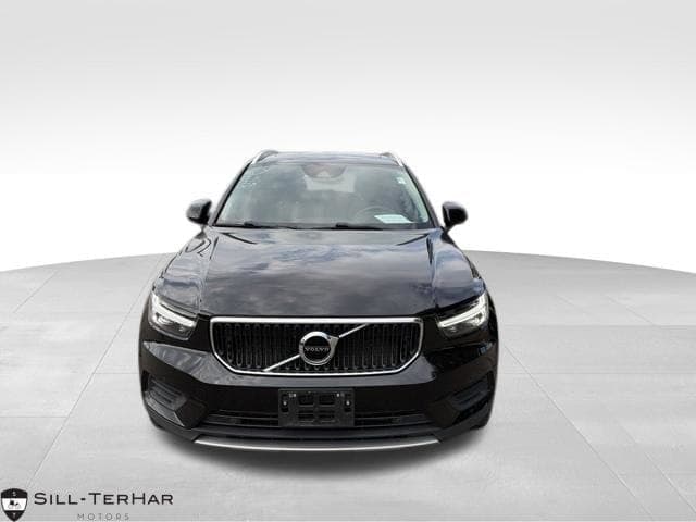 2020 Volvo XC40 T5 Momentum — photo 1 of 11