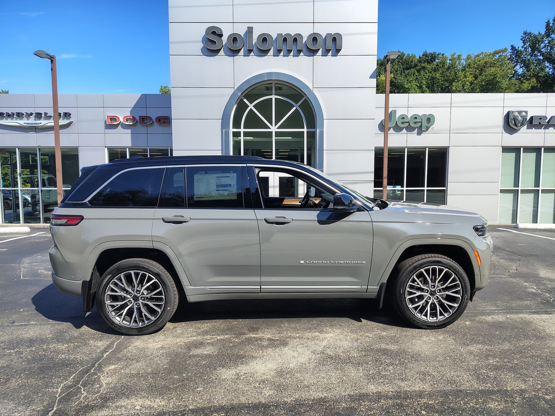 2027 Jeep Grand Cherokee Summit — photo 1 of 62