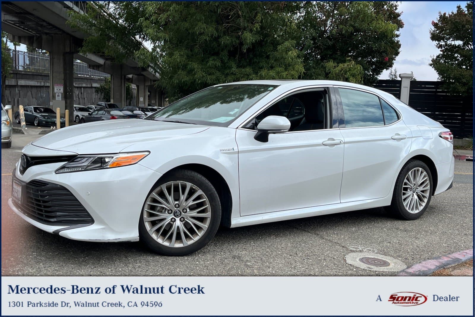 2020 Toyota Camry Hybrid XLE — photo 1 of 25