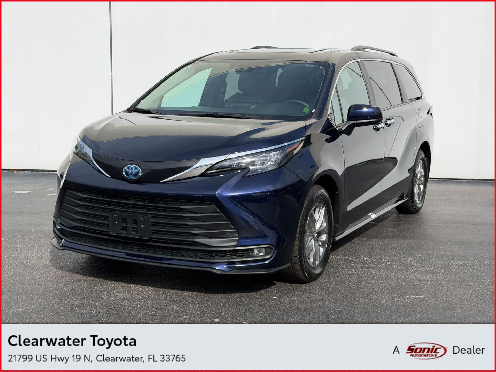 2025 Toyota Sienna XLE — photo 1 of 34