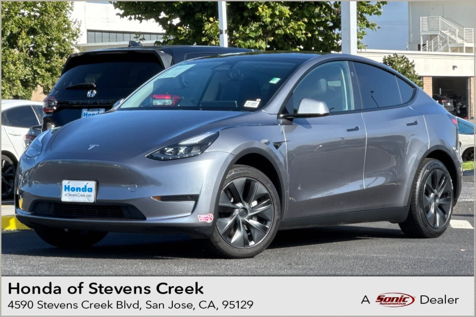 2024 Tesla Model Y Long Range — photo 1 of 36
