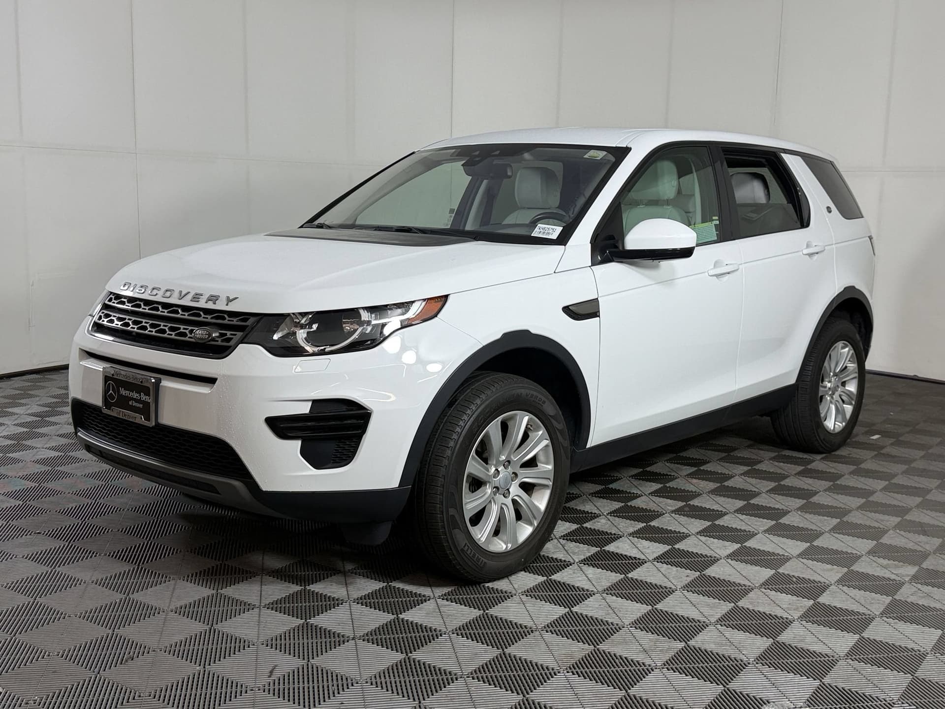 2019 Land Rover Discovery Sport SE — photo 1 of 30