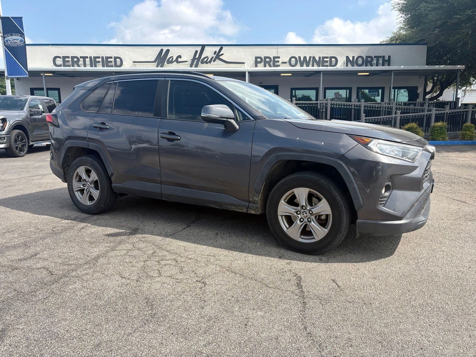 2020 Toyota RAV4 XLE — photo 1 of 14