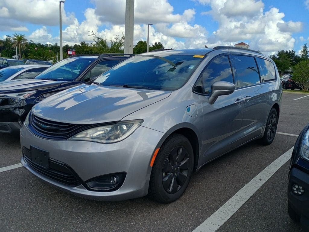 2019 Chrysler Pacifica Hybrid Touring Plus — photo 1 of 3