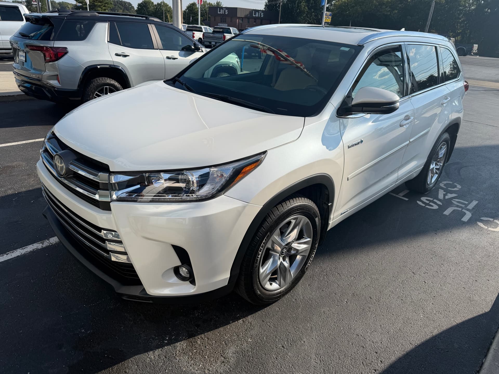 2019 Toyota Highlander Hybrid Limited — photo 1 of 14