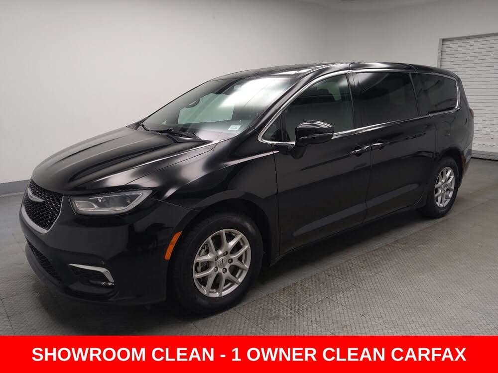 2025 Chrysler Pacifica Select — photo 1 of 9