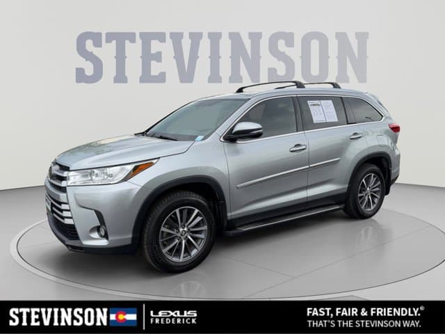2019 Toyota Highlander SE V6 — photo 1 of 32